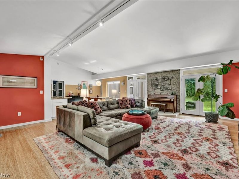 8365 Whitewood Road, Brecksville, OH 44141 Photo 5