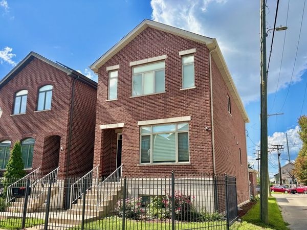 2810 S Grove Street, Chicago, IL 60608