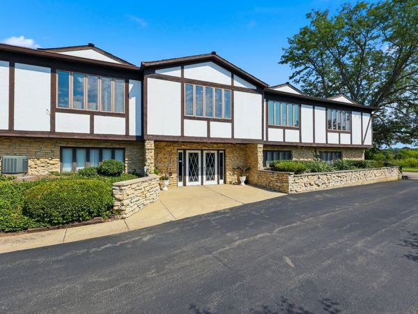 Unit 102, West Dundee, IL 60118
