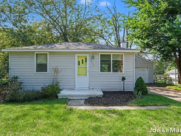 4977 Hunsberger Avenue NE, Grand Rapids, MI 49525