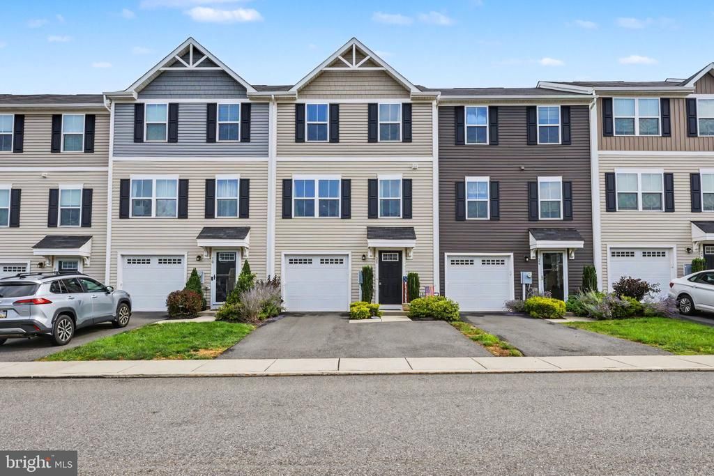 28 CASTLE DRIVE , GILBERTSVILLE, PA 19525