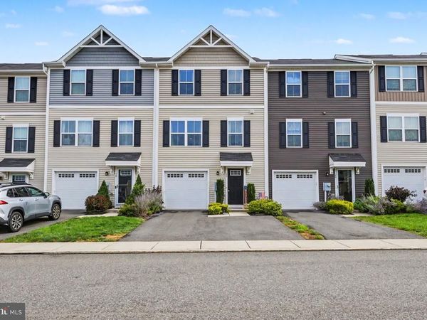 28 CASTLE DRIVE, GILBERTSVILLE, PA 19525