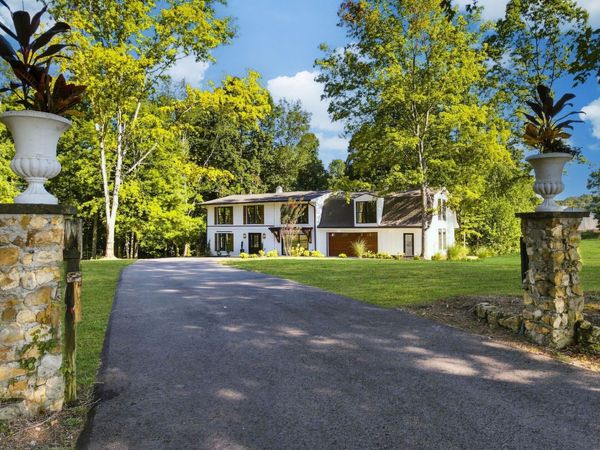 1510 East Piney Road , Dickson, TN 37055