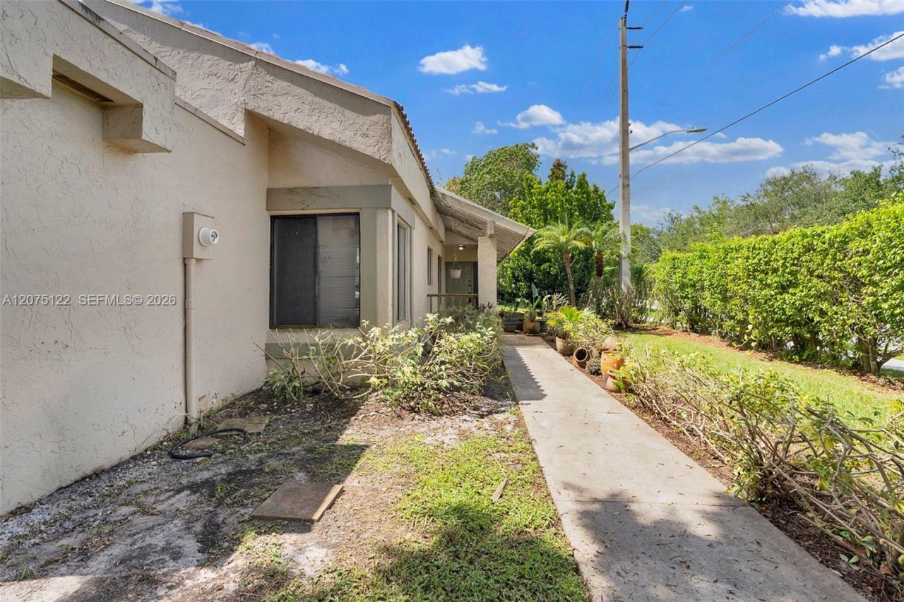 16871 Patio Village Ct, Weston, FL 33326 Photo