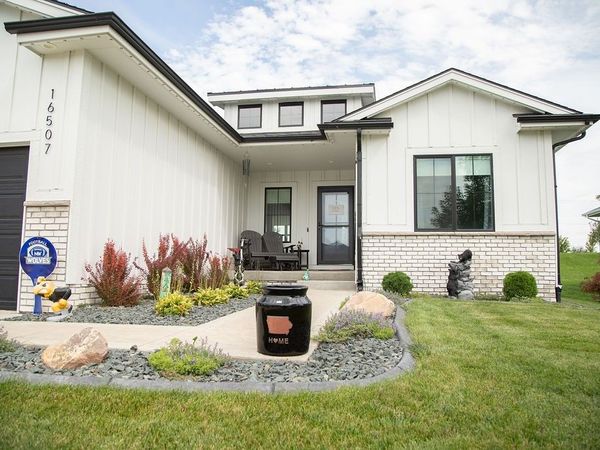 16507 Deerview Drive, Urbandale, IA 50323
