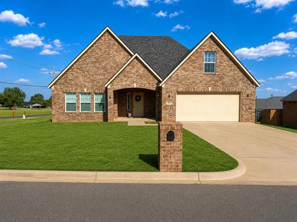 1801 Del Rio , Clinton, OK 73601