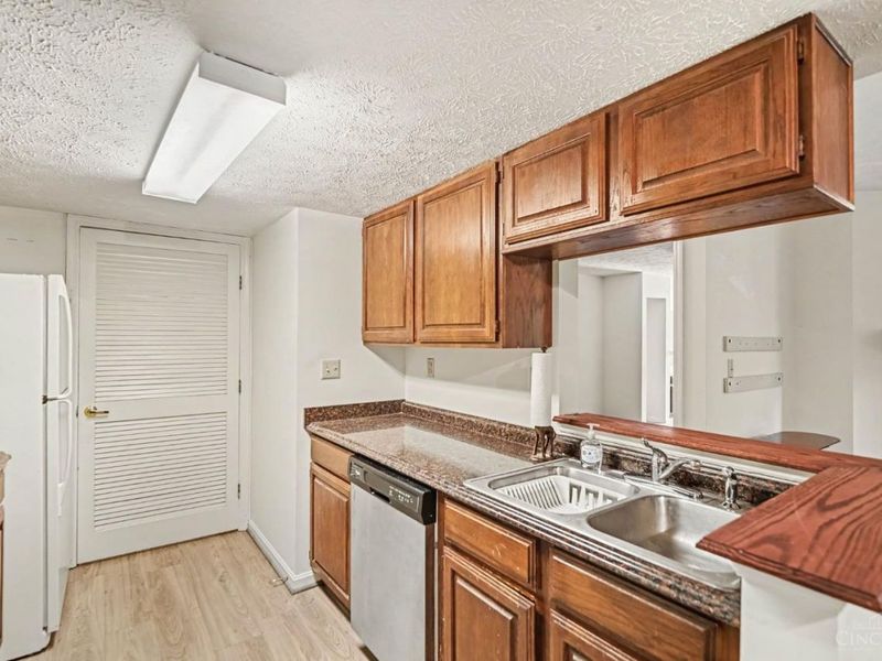 10555 Montgomery Road, Unit 4, Montgomery, OH 45242 Photo 5