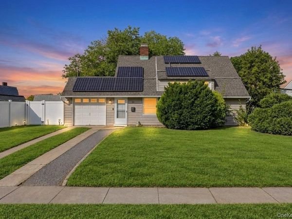 35 Meeting Lane , Hicksville, NY 11801