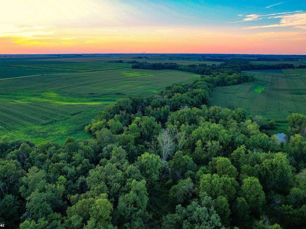 N Doris Avenue, Independence, IA 50644