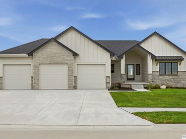 21225 Sunburst Avenue, Elkhorn, NE 68022