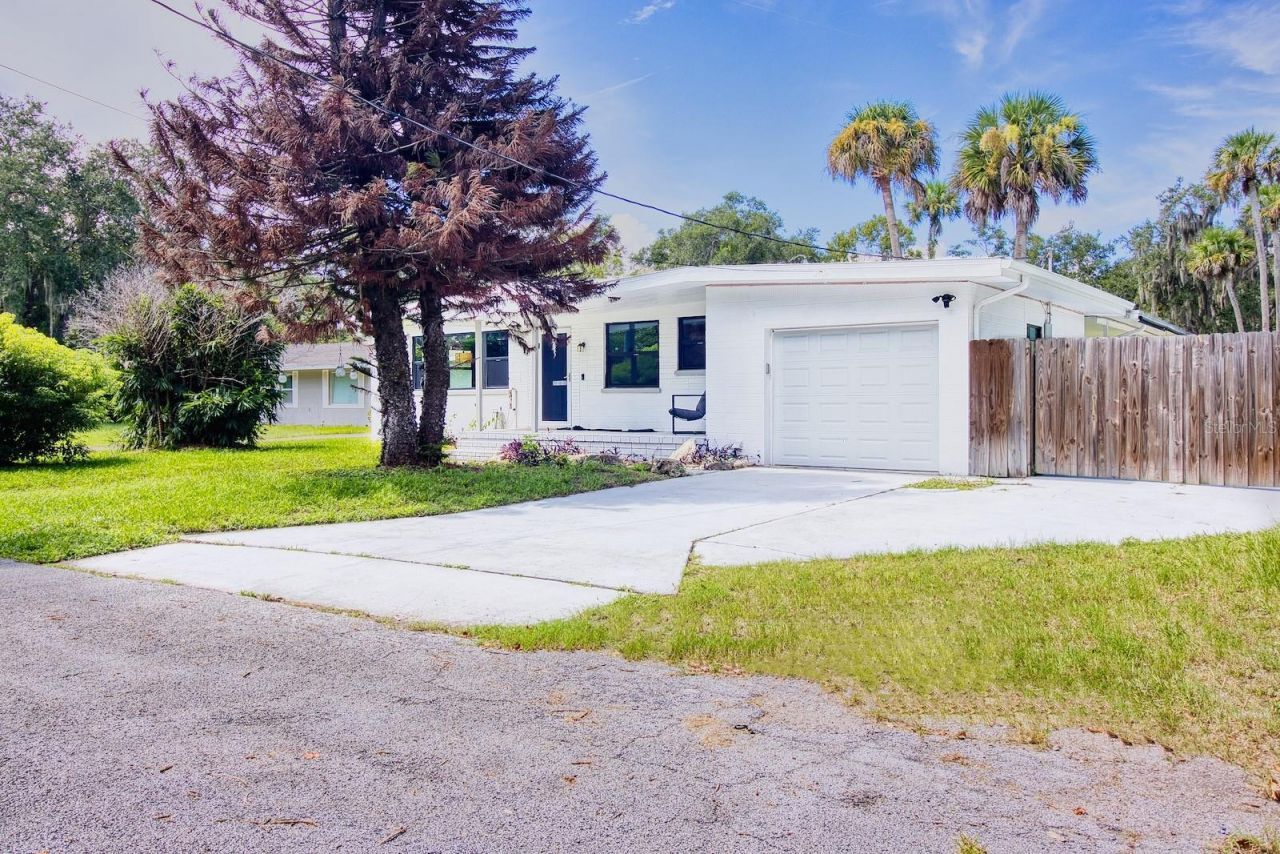 628 N Duss Street, New Smyrna Beach, FL 32168 Photo