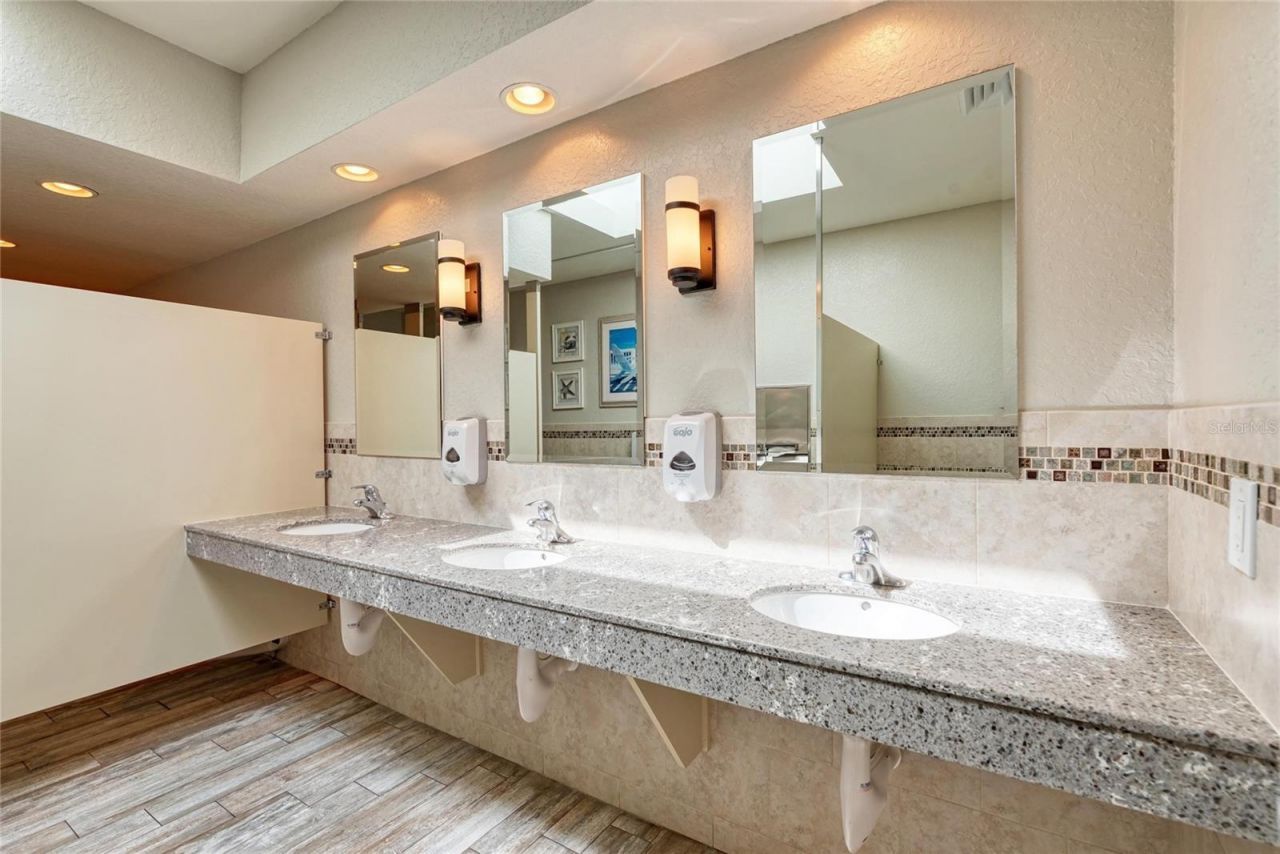 1055 Gulf Of Mexico Drive, Unit 301, Longboat Key, FL 34228 Photo
