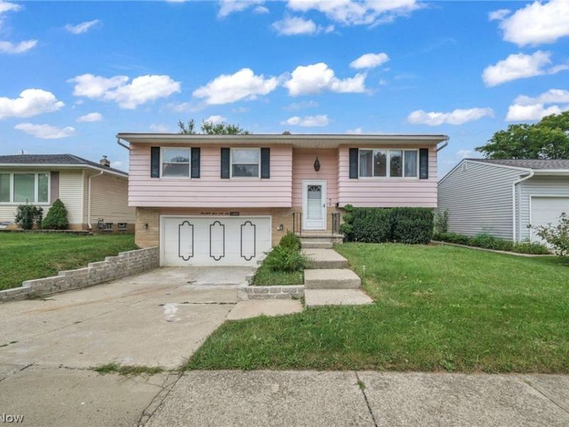 14369 Rochelle Drive, Maple Heights, OH 44137 Photo 1