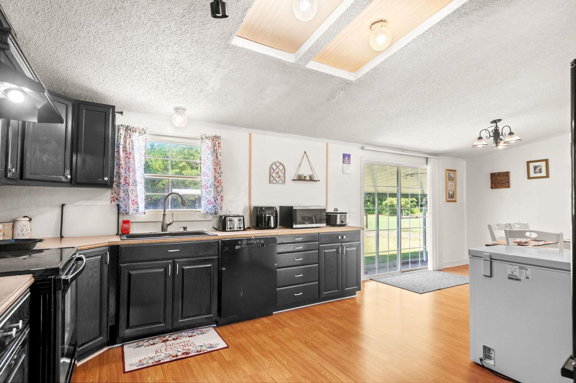 2060 Martin St. Photo 10