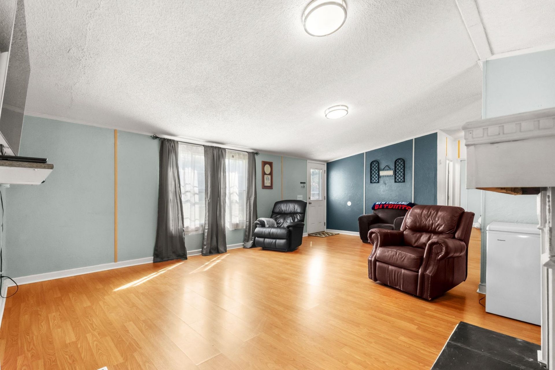 2060 Martin St. Photo 4