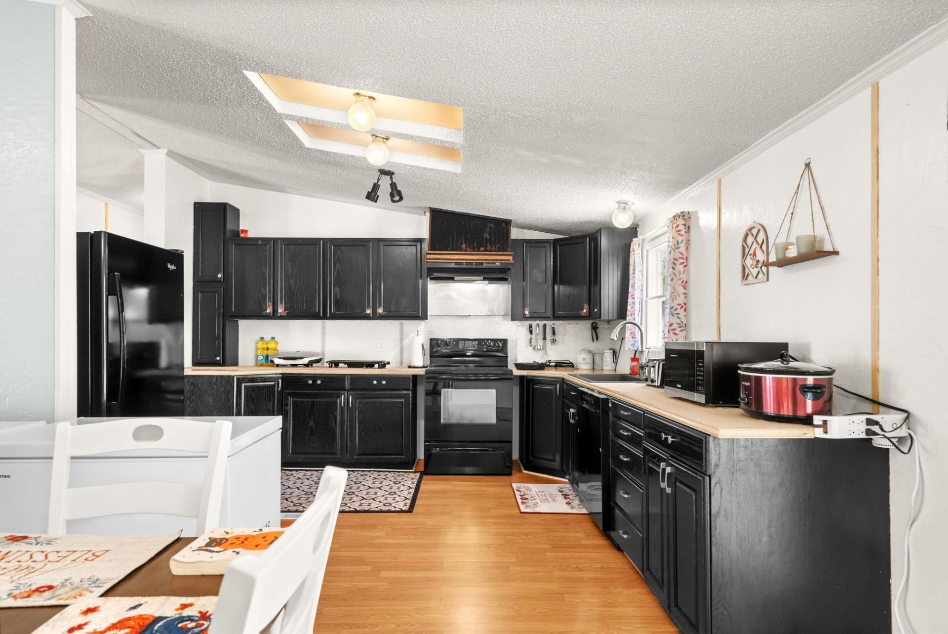 2060 Martin St. Photo 7