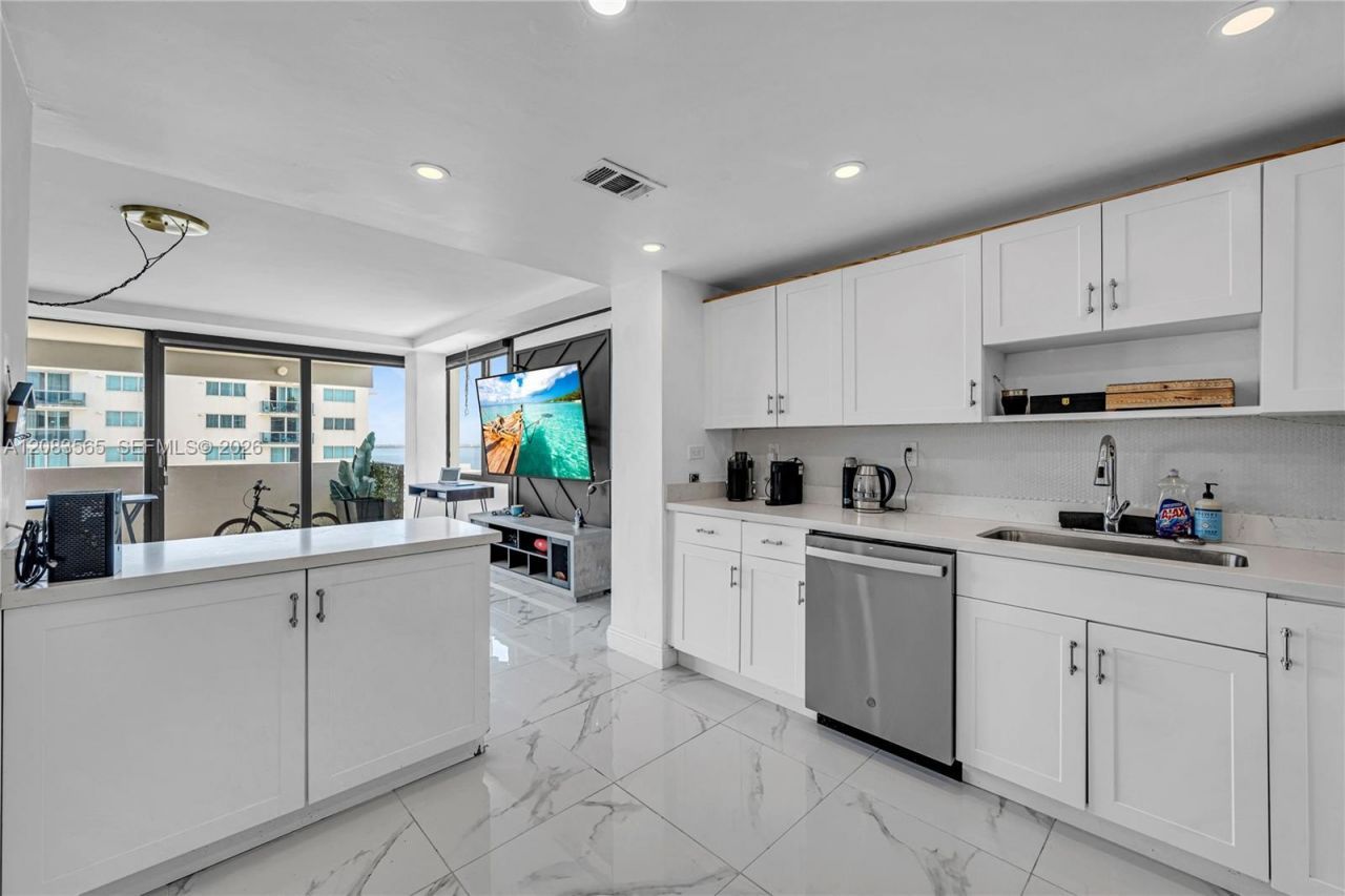 7545 E Treasure Dr, Unit 9A, North Bay Village, FL 33141 Photo