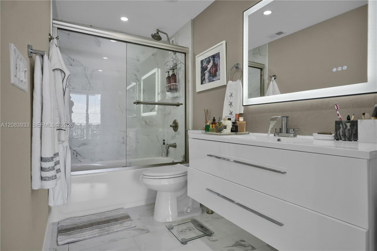 770 NE 69th St , Unit 5D, Miami, FL 33138 Photo