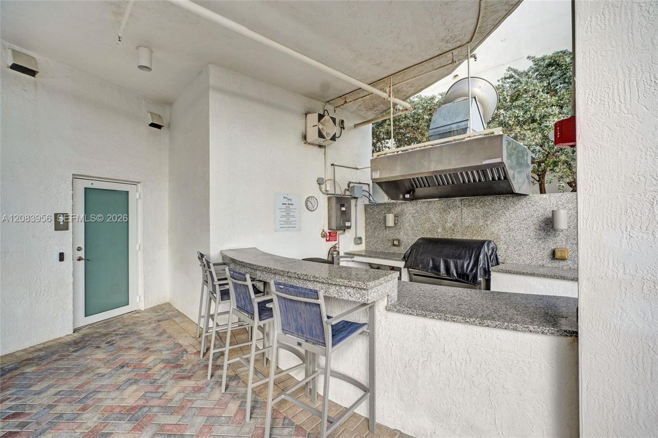 6515 Collins Ave, Unit 1707, Miami Beach, FL 33141 Photo