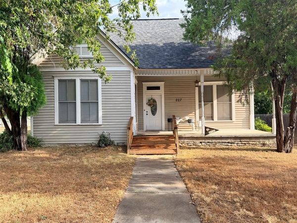 207 W Neely Avenue , Comanche, TX 76442