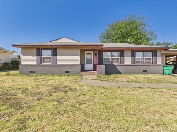 711 West Avenue , Electra, TX 76360