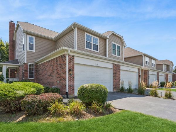135 Tanglewood Drive, Glen Ellyn, IL 60137