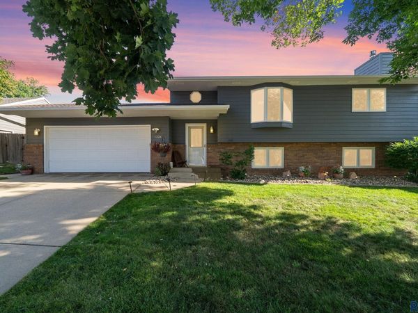 1224 S Dunham Cir, Sioux Falls, SD 57106