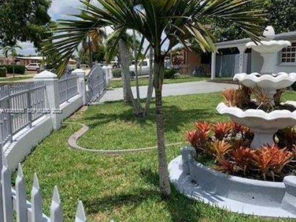10835 SW 41st Ter , Miami, FL 33165