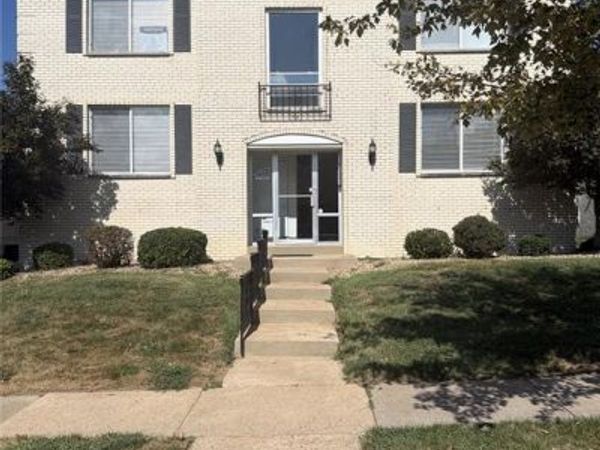 10017 Chardin Way , St Louis, MO 63128