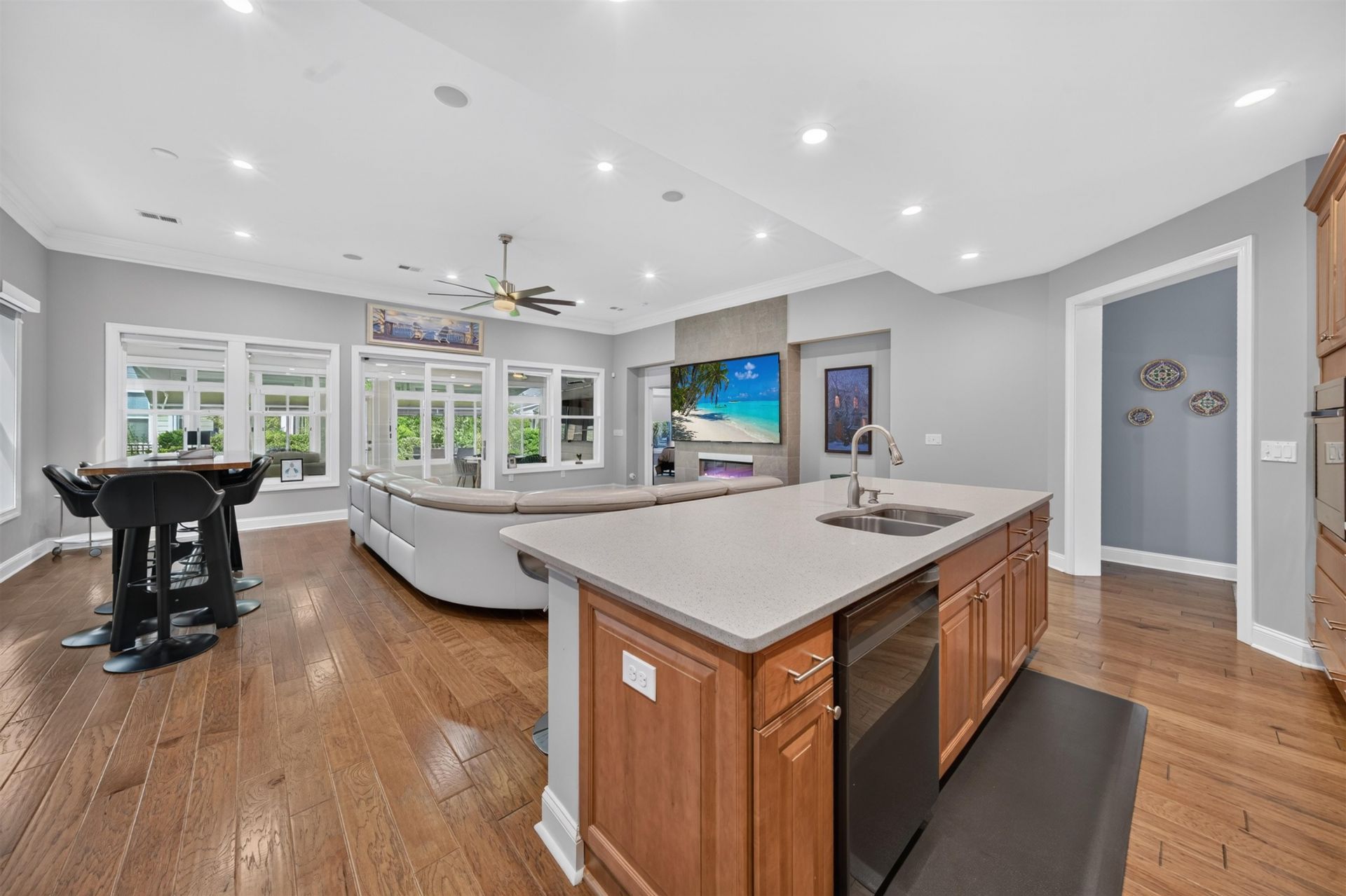 1916 Suncrest Dr. Photo 9