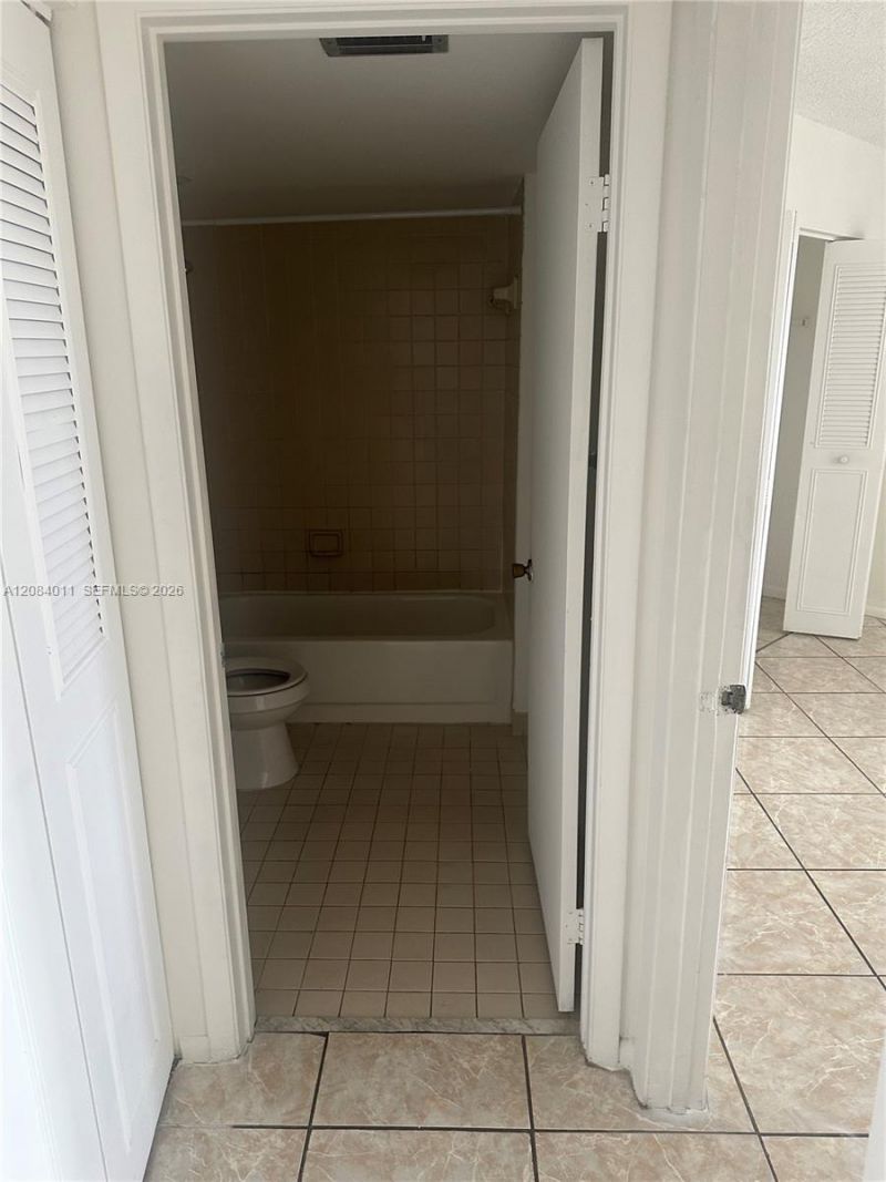 6272 NW 186th St , Unit 212, Hialeah, FL 33015 Photo