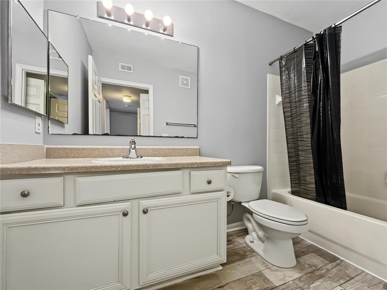 3005 Chianti Court, Unit 208, Sarasota, FL 34237 Photo
