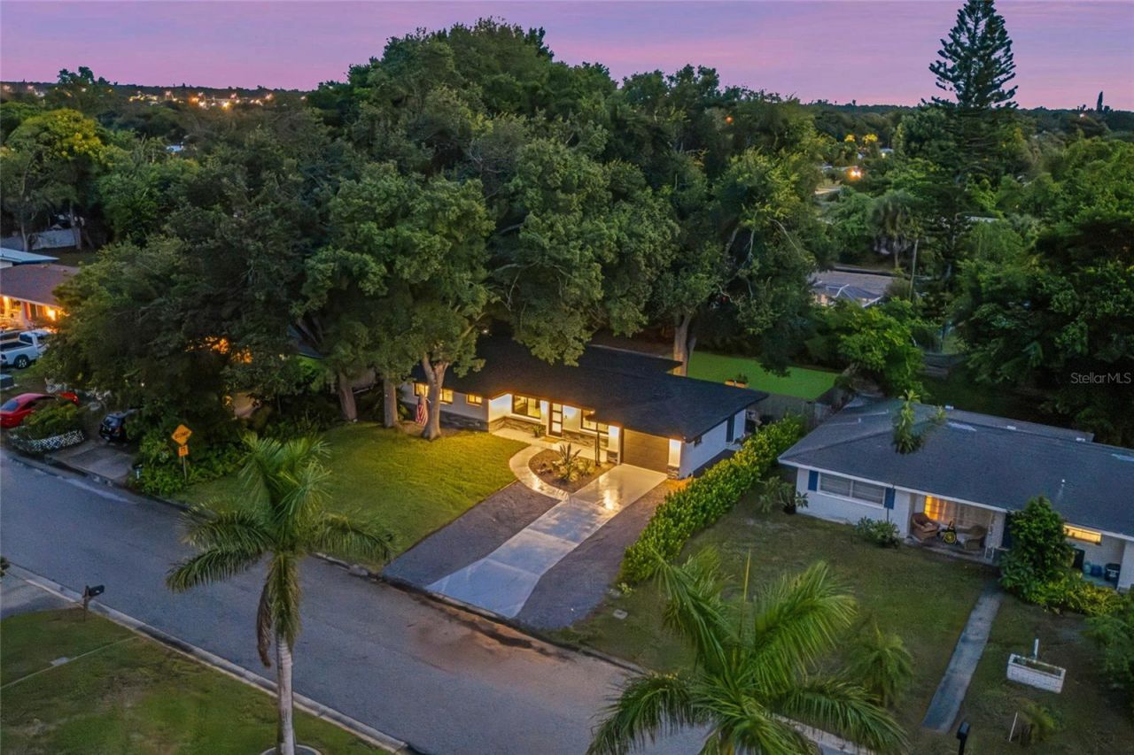 2410 Valencia Drive, Sarasota, FL 34239 Photo