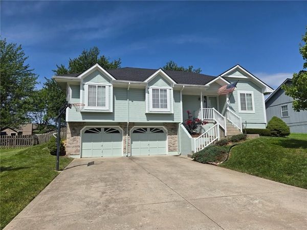 1534 NE Stonewood Drive, Lee's Summit, MO 64086