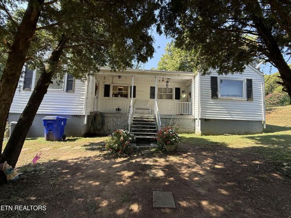 818 Sewanee St, Harriman, TN 37748