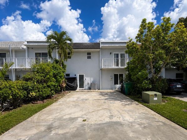 11221 SW 33rd Cir Pl, Miami, FL 33165