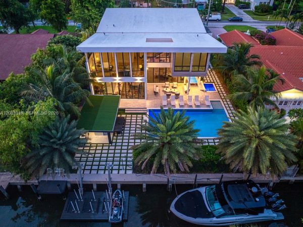 521 Holiday Dr , Hallandale Beach, FL 33009