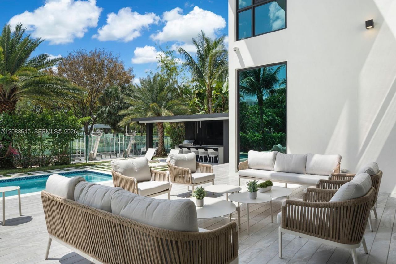 521 Holiday Dr , Hallandale Beach, FL 33009 Photo