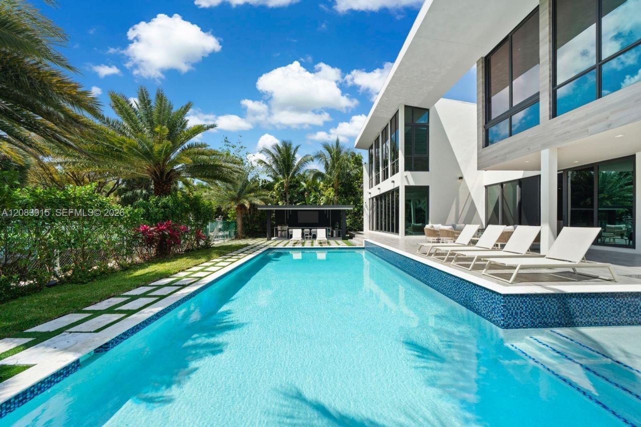 521 Holiday Dr , Hallandale Beach, FL 33009 Photo