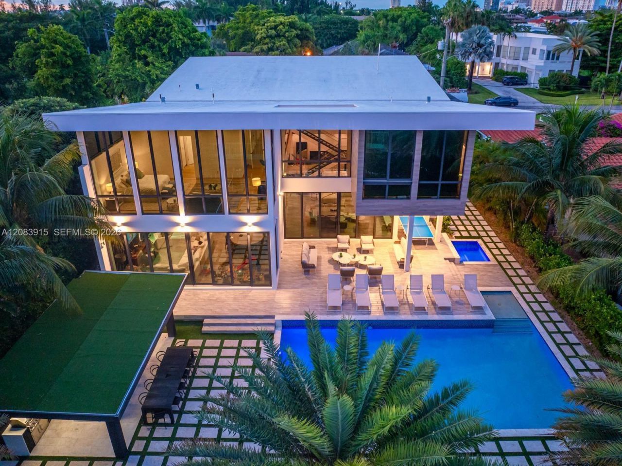 521 Holiday Dr , Hallandale Beach, FL 33009 Photo