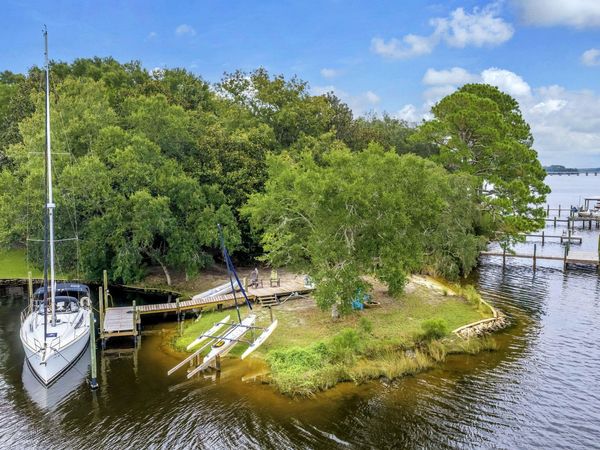 402 Tiger Pointe Drive, Niceville, FL 32578