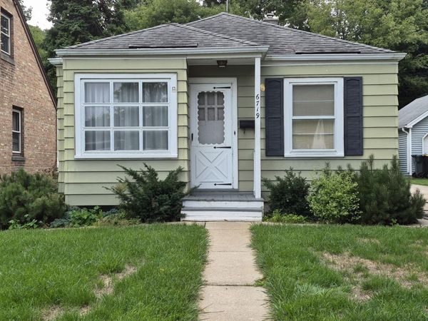 6719 Hillside Ln, Wauwatosa, WI 53213