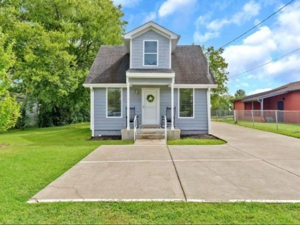 209 Campus Dr, Hendersonville, TN 37075
