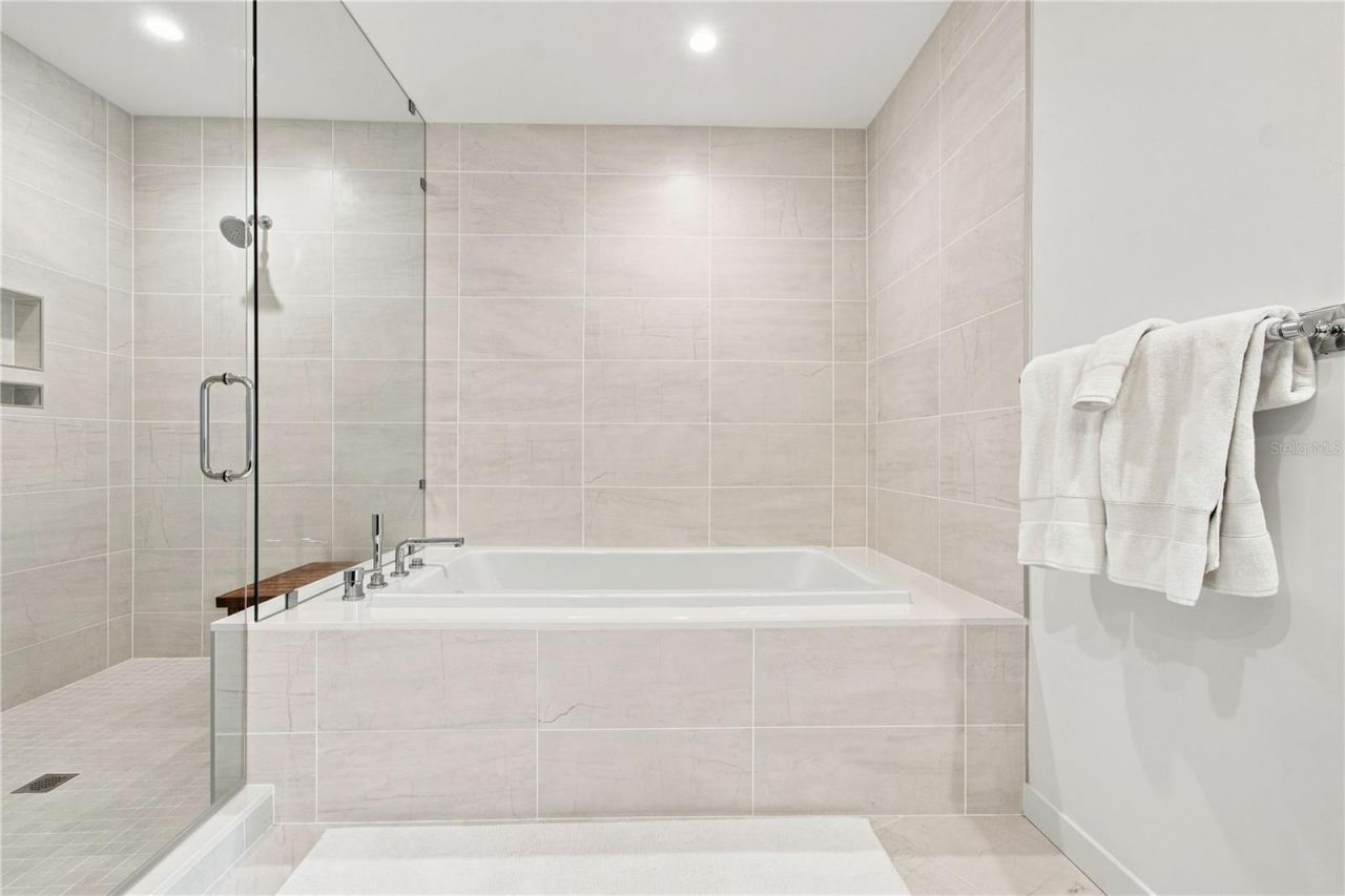 301 Quay Commons, Unit 1410, Sarasota, FL 34236 Photo