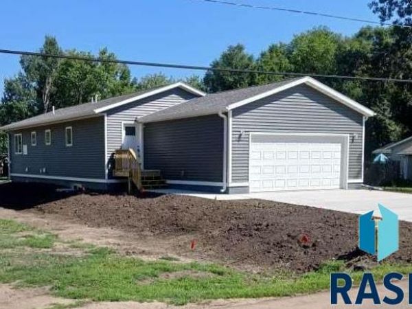 3138 N Highland Ave, Sioux Falls, SD 57104