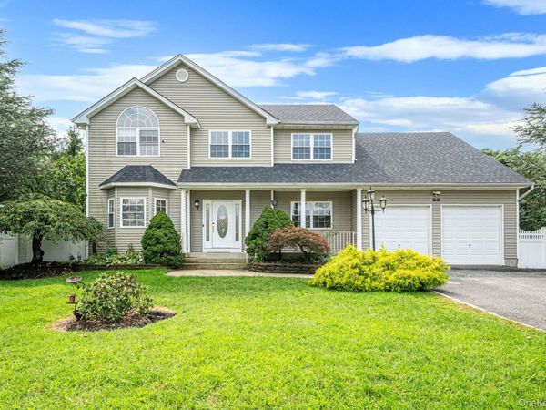 18 Woodridge Lane , Coram, NY 11727