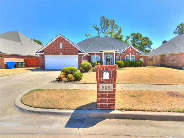 909 Hearthstone , Norman, OK 73072