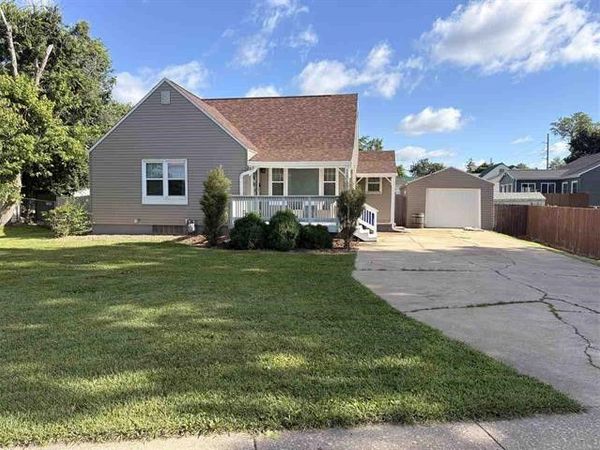 1818 B NW, Cedar Rapids, IA 52405