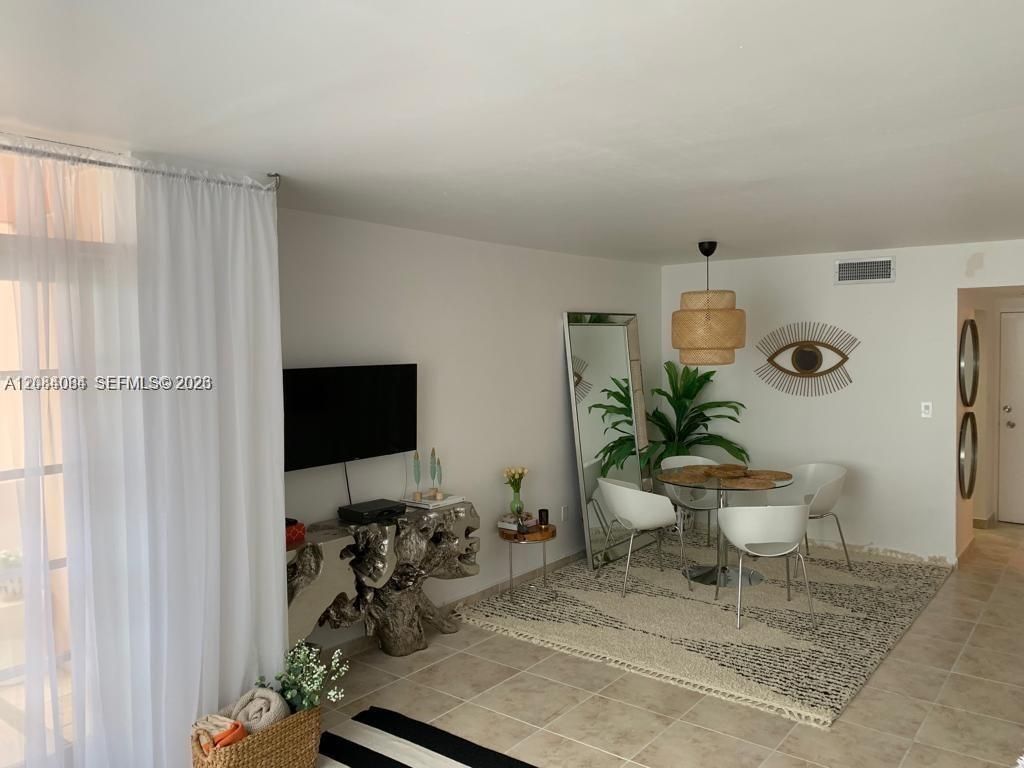 2899 SW Collins Ave, Unit 1016, Miami Beach, FL 33140 Photo