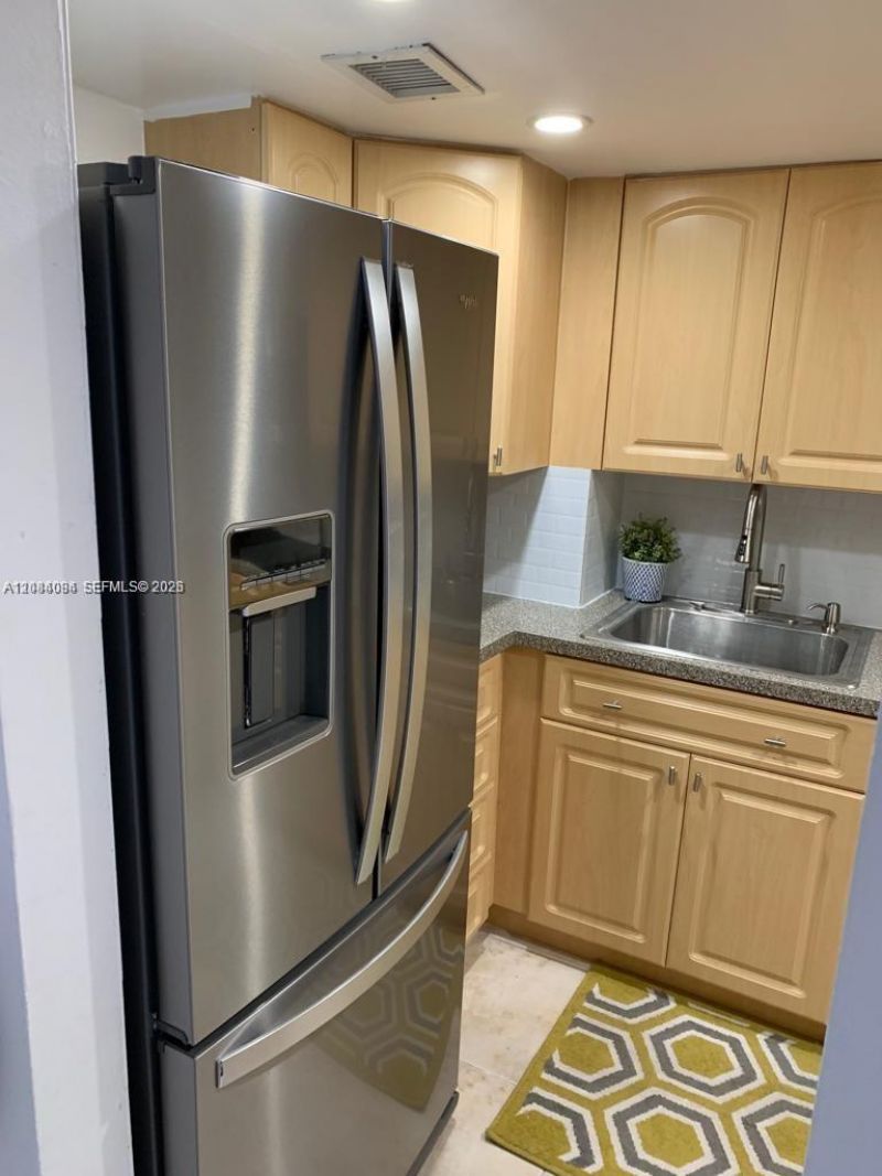 2899 SW Collins Ave, Unit 1016, Miami Beach, FL 33140 Photo
